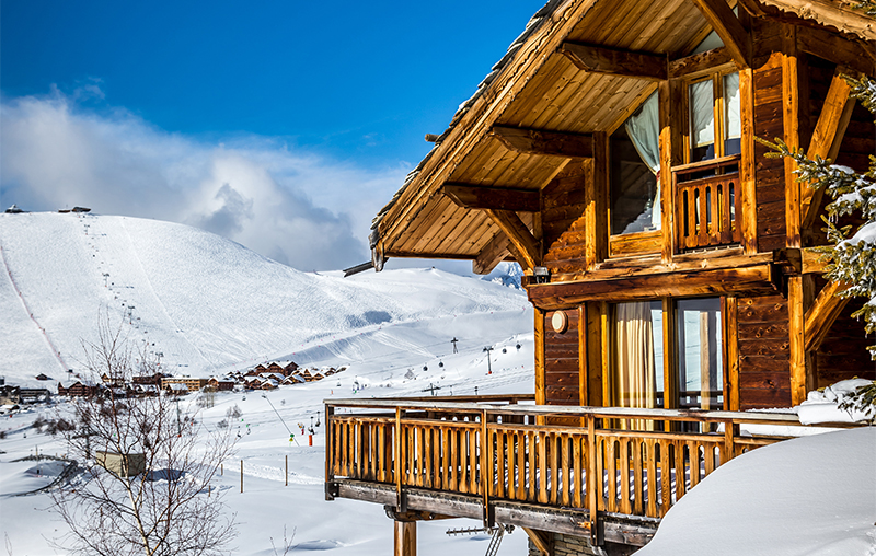 Bien immobilier à la montagne : cadre réglementaire et bonnes pratiques pour la location touristique